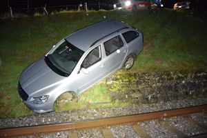 Der Lenker hatte Glück, dass sein Fahrzeug nicht auf die Schiene der Appenzeller Bahn geriet.