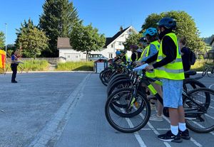 Schülerinnen und Schuler vor dem Start der Radfahrerprüfung.