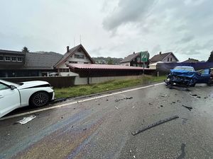 Unfallfahrzeuge nach Frontalkollision