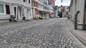 Schadhafte Pflästerung wird ausgebessert.

