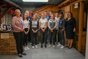 RR Susann Metzger (AR, links) und LA Angela Koller (AI, rechts) wünschen den Nachwuchskräften viel Erfolg.