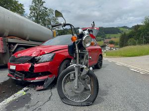 Auto und Motorrad nach Unfall in Gais.