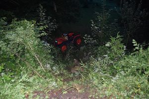 Der verunfallte Traktor liegt rund 30 Meter unterhalb der Fahrbahn.