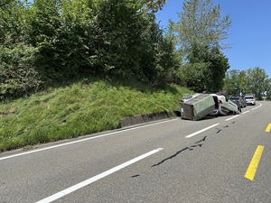 Das Auto landete auf dem Dach.