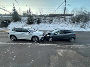 Total beschädigte Autos nach Frontalkollision in Herisau.