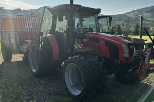 Traktor mit Anbaudreieck an der Front.