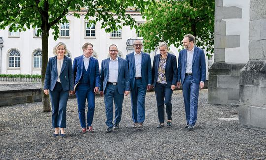 Der Regierungsrat von Appenzell Ausserrhoden: Seit dem 1. Juni sind mit Susann Metzger wieder zwei Frauen in der Ausserrhoder Regierung vertreten. Geleitet wird der Regierungsrat in den nächsten zwei Jahre von Landammann Hansueli Reutegger (v.l.n.r.: Regierungsrätin Katrin Alder, Regierungsrat Yves Noël Balmer, Landammann Hansueli Reutegger, Regierungsrat Dölf Biasotto, Regierungsrätin Susann Metzger, Ratschreiber Roger Nobs).