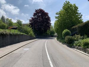 Die Battenhusstrasse in Teufen wird saniert. Rechts wird die Fahrbahn verbreitert und ein Radstreifen erstellt.