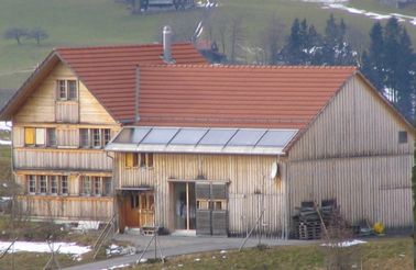 altes Haus mit Solaranlage