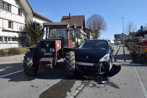 Kollision zwischen Auto und Traktor in Speicher