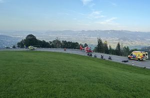 Schwerer Verkehrsunfall zwischen drei Motorrädern fordert zwei Todesopfer.
