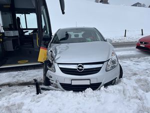 Postauto und Personenwagen kollidierten.