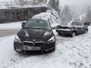 zwei Autos nach Frontalkollision