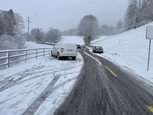 zwei Autos nach Kollision auf der Strasse