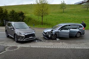 Stark beschädigte Personenwagen nach Frontalkollision in Speicher.