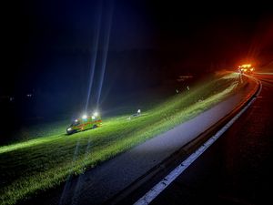 Der Rettungswagen brachte den Lenker in ein Spital.