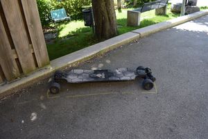 Elektrisch angetriebenes Skateboard.
