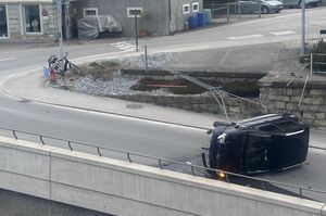 Lernfahrerin fuhr mit Auto über Stützmauern.