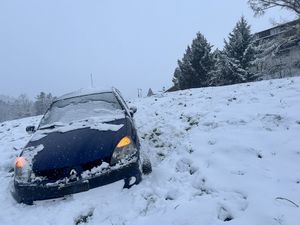 Ein Auto abseits der Strasse in einem Wiesbord