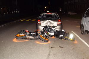 Zwei Motorradlenker fuhren dem Personenwagen auf.