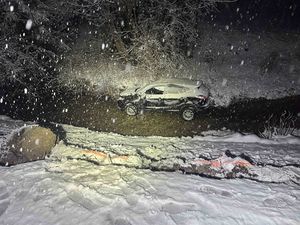 Unfallfahrzeug im Bach