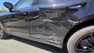 Unfallfahrzeug mit eingedrückter Seite