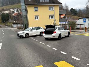 Unfallfahrzeuge auf Kreuzung