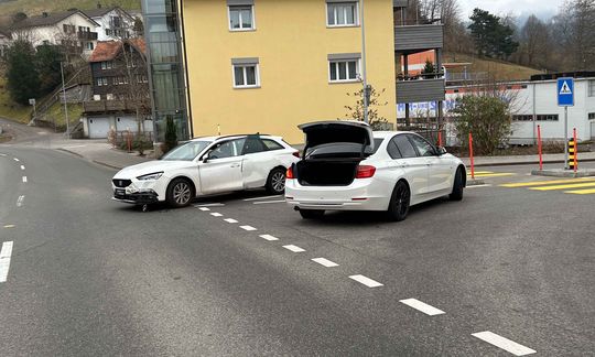 Unfallfahrzeuge auf Kreuzung