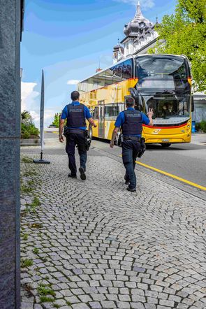zwei Polizisten auf dem Obstmarkt in Herisau