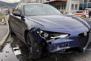 Beschädigtes Auto nach Selbstunfall in Herisau.