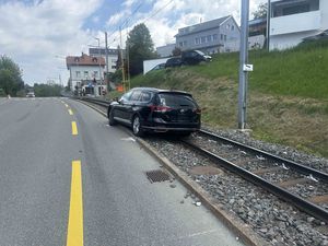 Unfallfahrzeug auf Schienen