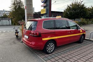 Mit Mofa gegen parkiertes Auto gefahren.