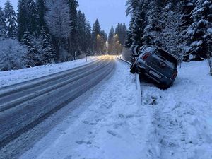 Auto auf Leitplanke zum Stillstand gekommen.
