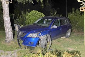 Total beschädigtes Auto des Junglenkers.
