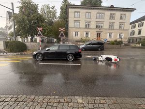Der Rollerfahrer fuhr dem Pw ins Heck.