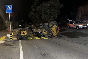 Stark beschädigtes Arbeitsfahrzeug nach Selbstunfall.