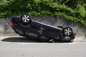 Der auffahrende Personenwagen kam auf dem Dach liegend zum Stillstand.