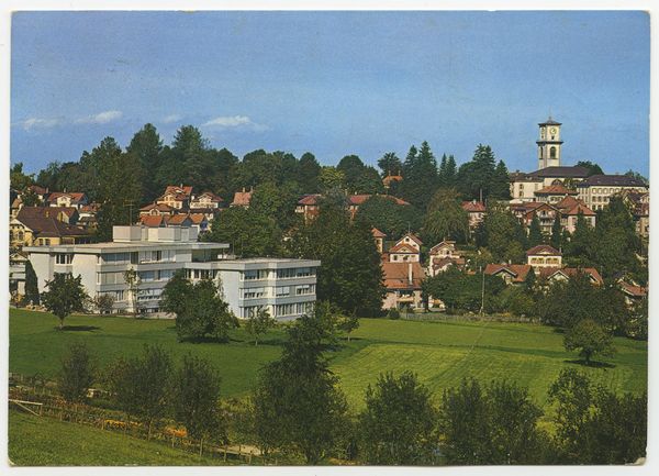 Ansicht aus der Ferne auf Heiden. Im linken Bildteil das Spital Heiden und rechts der Blick ins Dorf mit Kirche. 