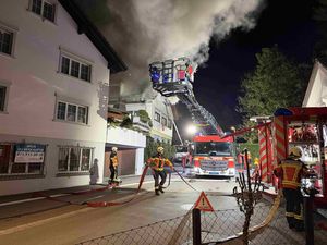 Brand eines Mehrfamilienhauses.