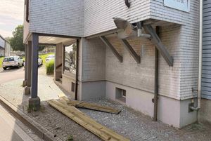 Sachschaden am Haus durch verschobene Ladung.