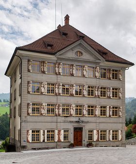 Zur externen Seite Jahrhundert der Zellweger zum Beitrag Gemeindehaus Trogen