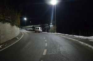 beschädigtes Auto steht mit der Front in einem defekten Röhrenhag