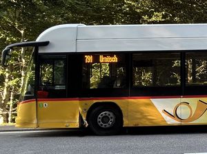 Beschädigtes Postauto in Urnäsch.