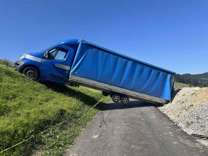 Lieferwagen in Endlage über Zufahrtsstrasse