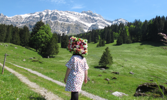 Michaela Tröscher, Land in Sicht, die Schweiz ist Kanada, 2015, Selbstporträt mit Chlausenhut.