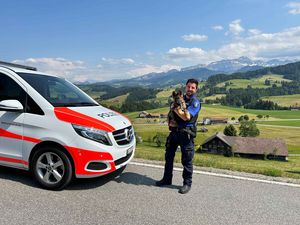 Linox vom Kandersturm mit seinem Diensthundeführer der Kantonspolizei Appenzell Ausserrhoden
