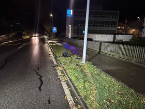 Der Pw kollidierte mit dem Kandelaber.