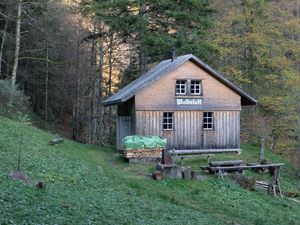 Der ehemalige Bahnhof Waldstatt steht heute im Bettenloch (Gemeinde Urnäsch). Der idyllische Ort im Wald ist besonders an heissen Sommertagen ein empfehlenswertes Ziel für Wanderbegeisterte. Fotografie: Emil Knöpfel.