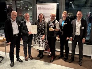 Max Nadig (Präsident Genossenschaft Appenzeller Volkskunde-Museum), Daniel Lehmann (Amt für Wirtschaft und Arbeit), Petra Hanel Sturzenegger (Gemeindepräsidentin Stein), Ralph Böse (Geschäftsführer Appenzeller Schaukäserei), Tina Grosjean (Amt für Wirtschaft und Arbeit) und Ruedi Bleichenbacher (Infrastruktur Appenzeller Schaukäserei) bei der Awardübergabe in Bern.