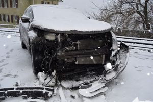 Ansicht der Beschädigungen des Personenwagens, welcher auf die Gegenfahrbahn kam.